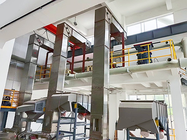 不銹鋼z型斗式提升機(jī)客戶現(xiàn)場(chǎng)